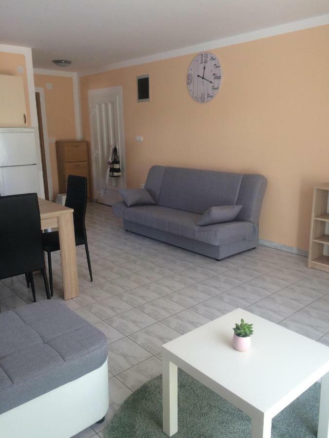 Obiteljski Apartman Filip U Blizini Plaze Za Djecu Palit Экстерьер фото