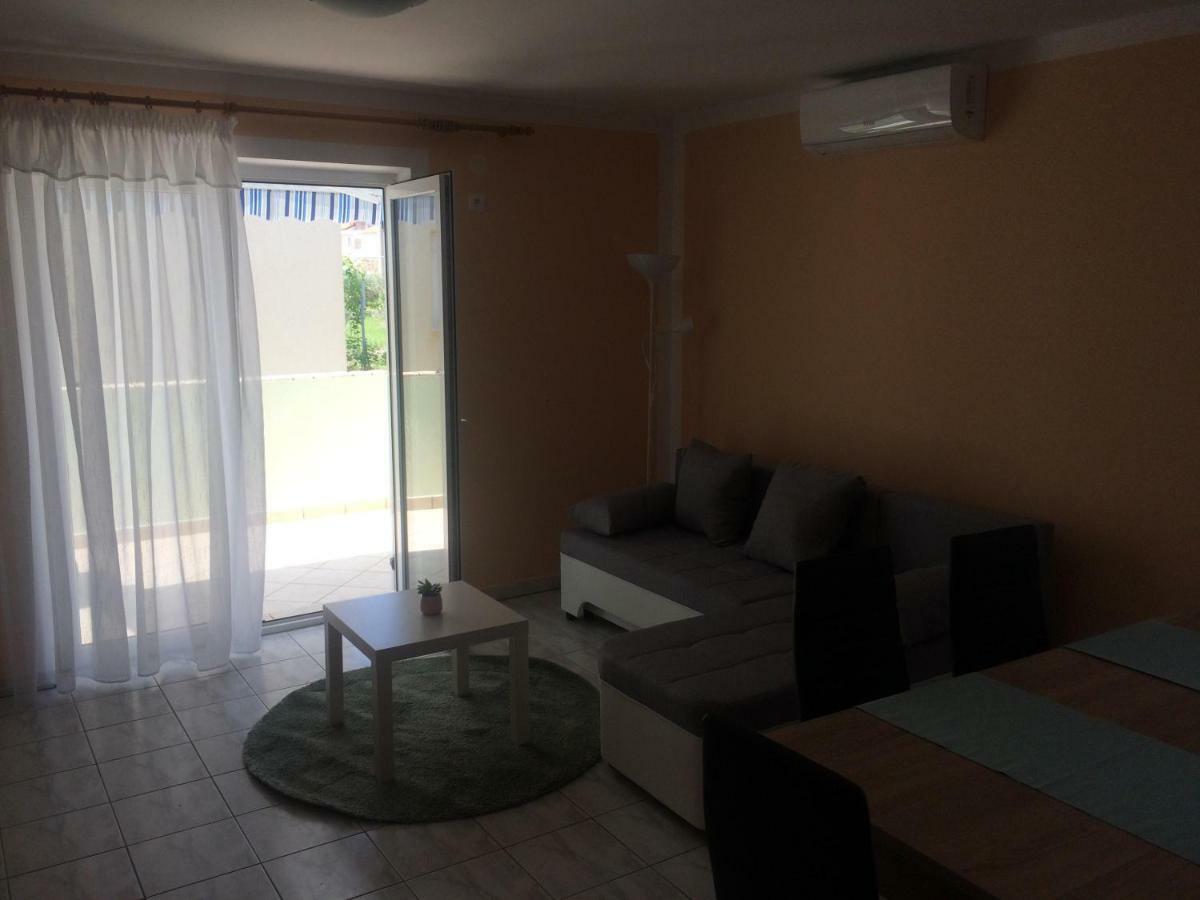 Obiteljski Apartman Filip U Blizini Plaze Za Djecu Palit Экстерьер фото